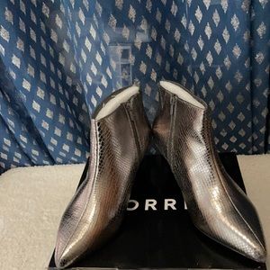 Silver kitten heel pointed toe side zipper boot 👢